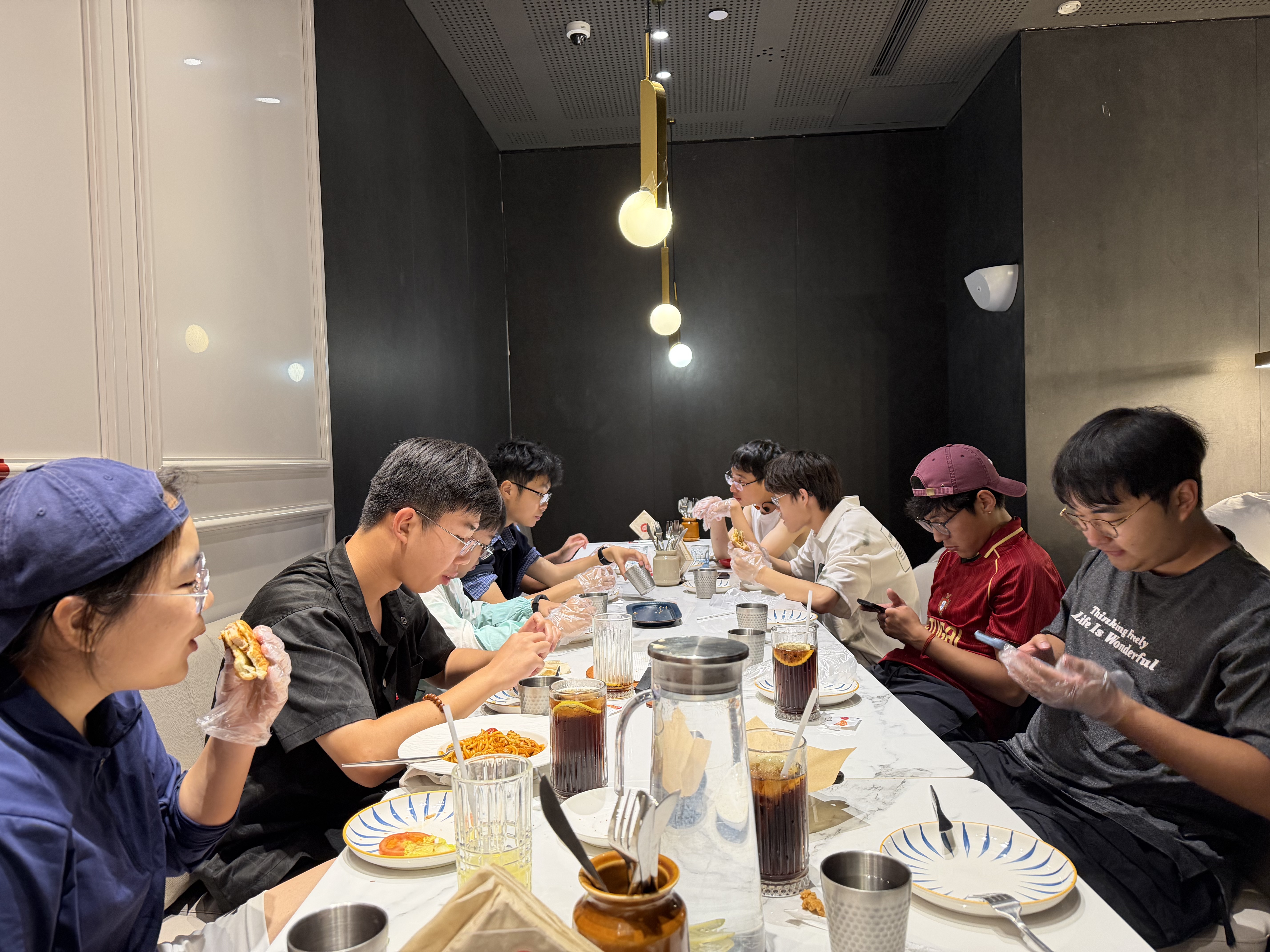 球队队员聚餐合影