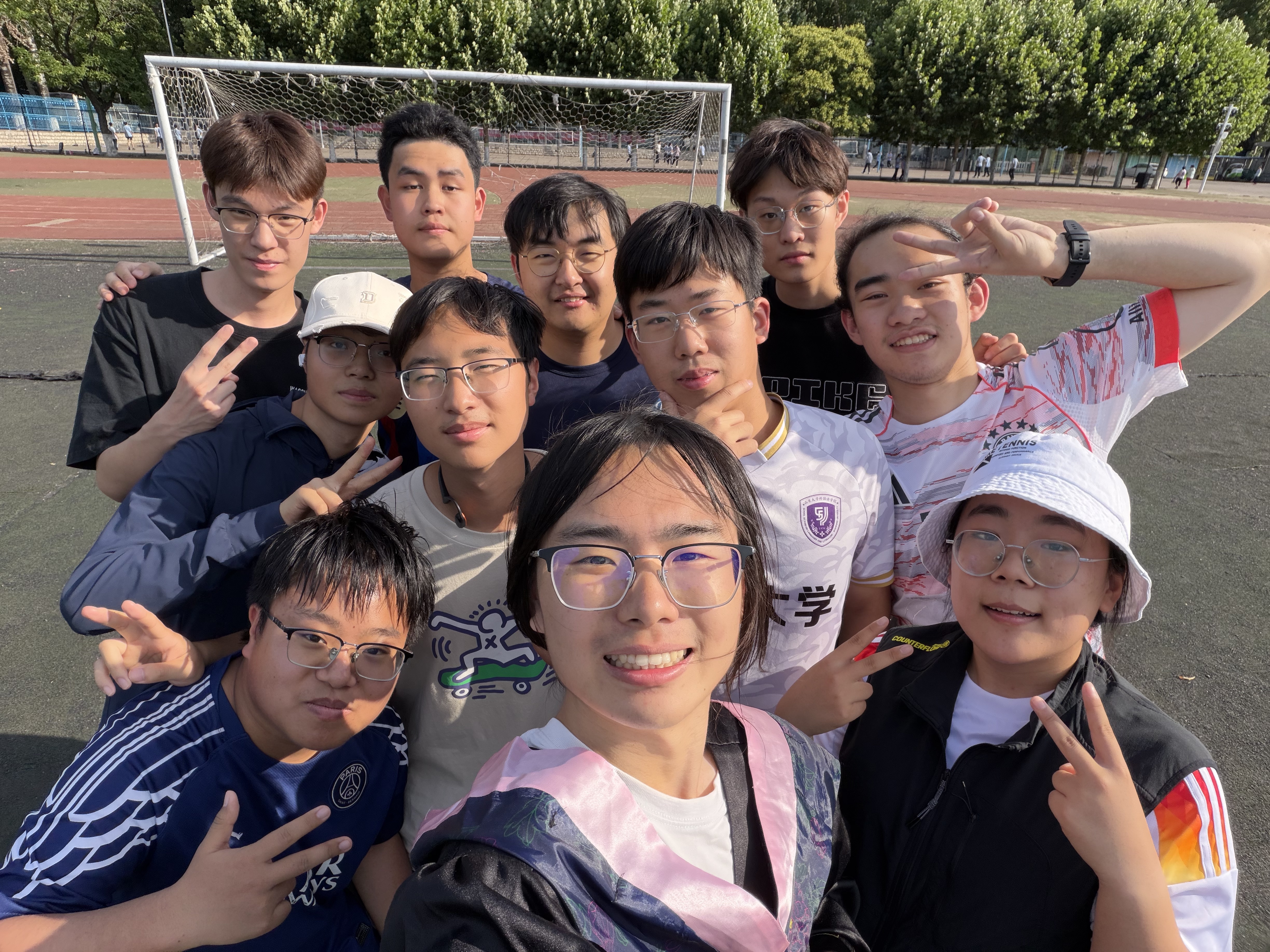 球队队员在足球场边合影